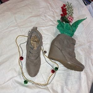 Womens’ Dana Buchman Wedge Boots SZ 7: EUC